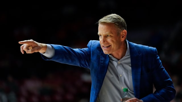 Alabama Crimson Tide head coach Nate Oats gives directions during the second half against the Clemson Tigers at Coleman Coliseum. Clemson defeated Alabama 85-77.